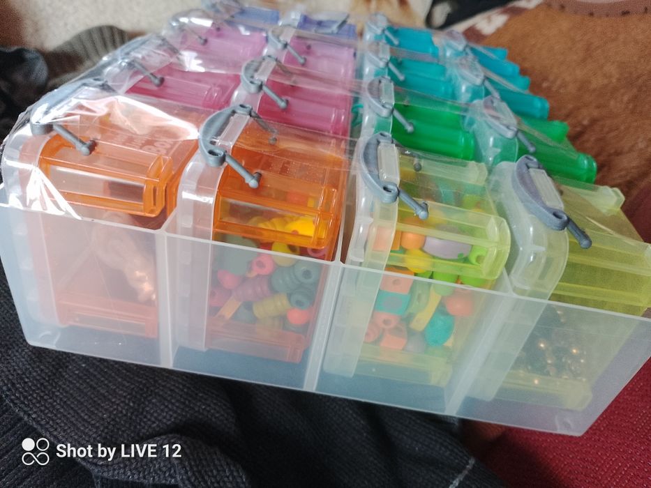 Pudełko z koralikami do tworzenia biżuterii