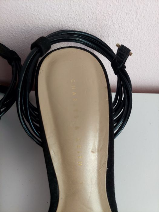 Czarne sandałki na koturnie Charles keith 36