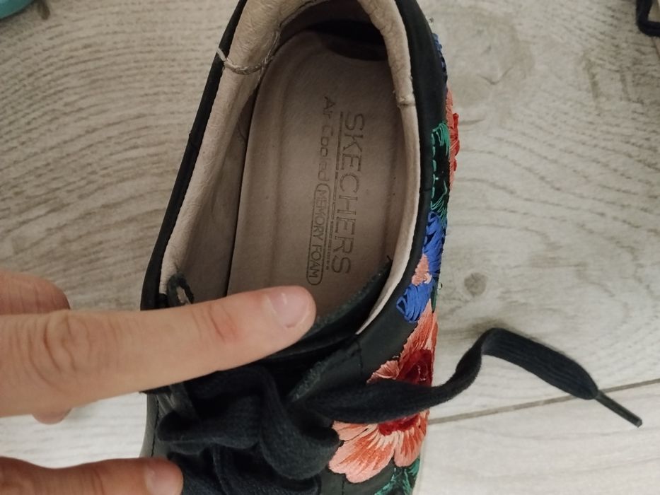 Tenis pretos em pele da Skechers