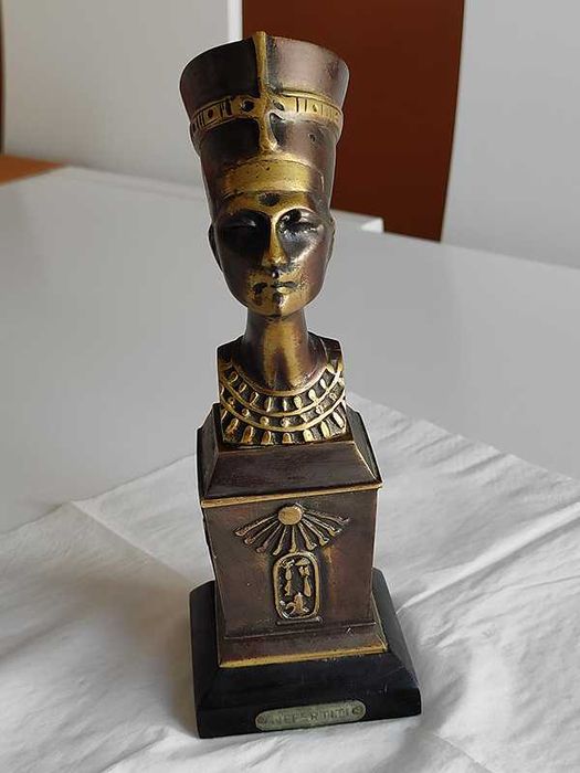 Estátua da Nefertiti em bronze