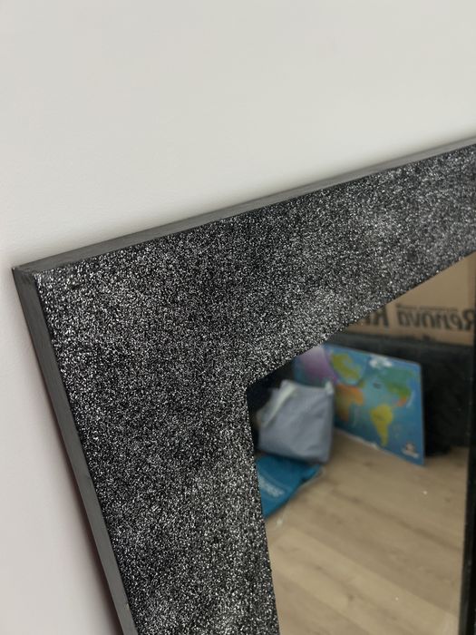 Espelho preto com brilhantes