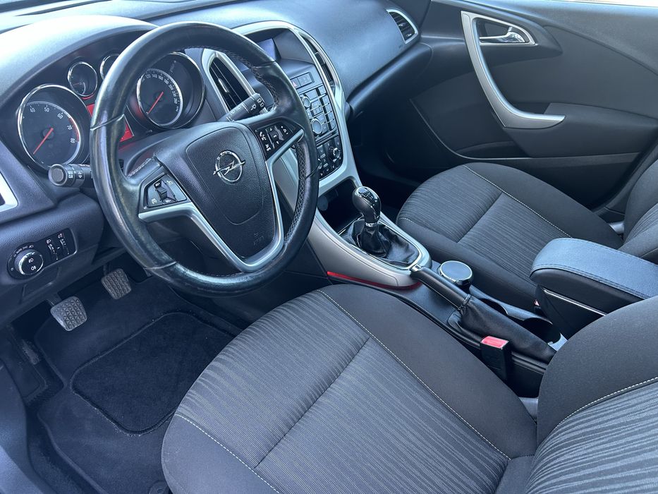 Opel Astra J 2011r. 1.6 benzyna 115KM