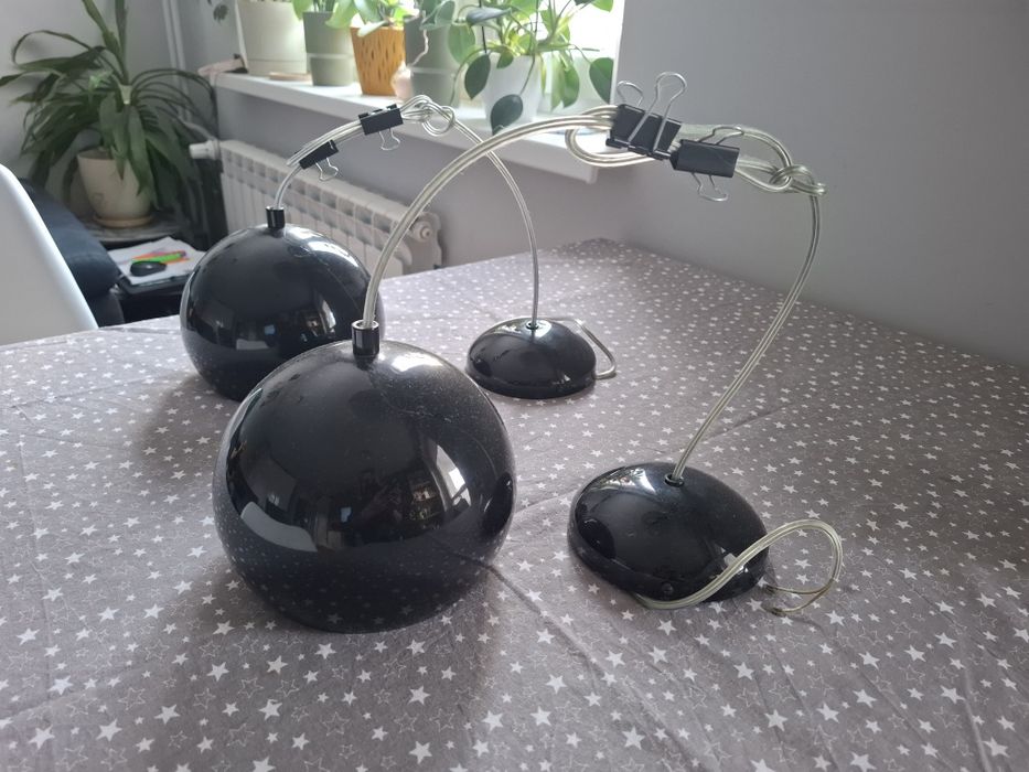 Czarne lampy z połyskiem