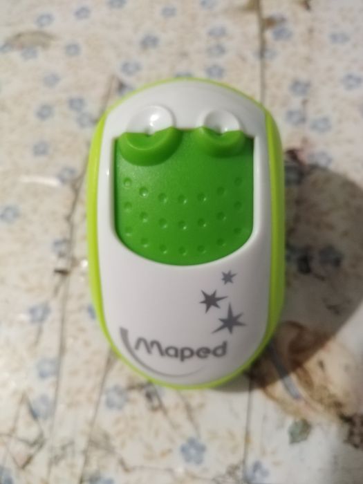 Vendo afia para lápis verdes e branco