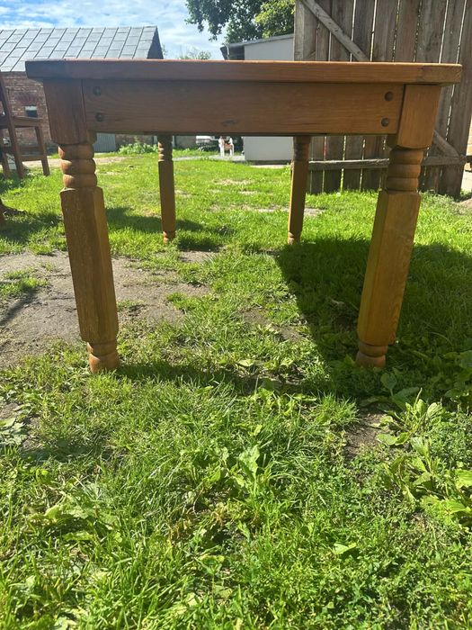 Antyczny, drewniany stół z krzesłami