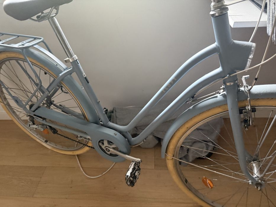 Bicicleta decathlon azul com sela em marrom