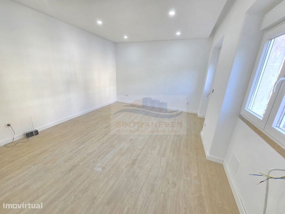 Fantástico T2 com varanda e Sala dupla totalmente remodelado 1. and...
