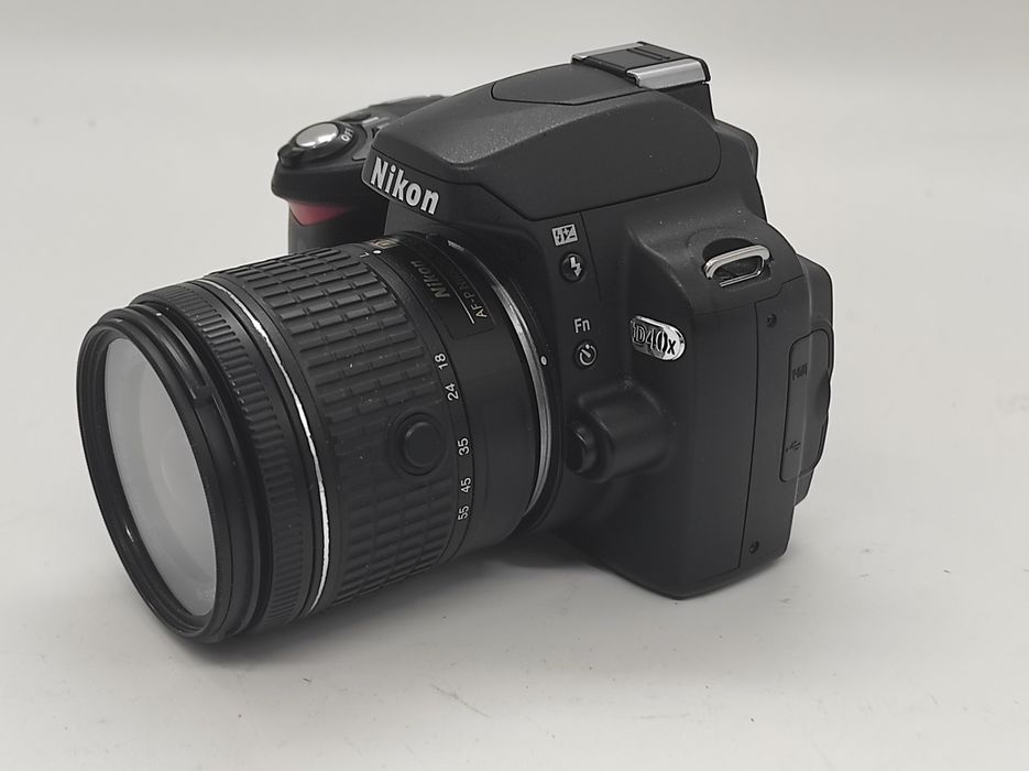 Nikogo d40, plus obiektyw.