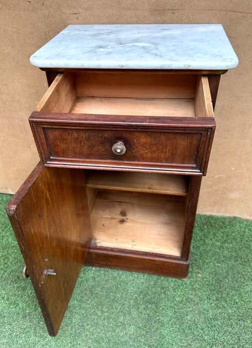 Mesa de cabeceira antiga