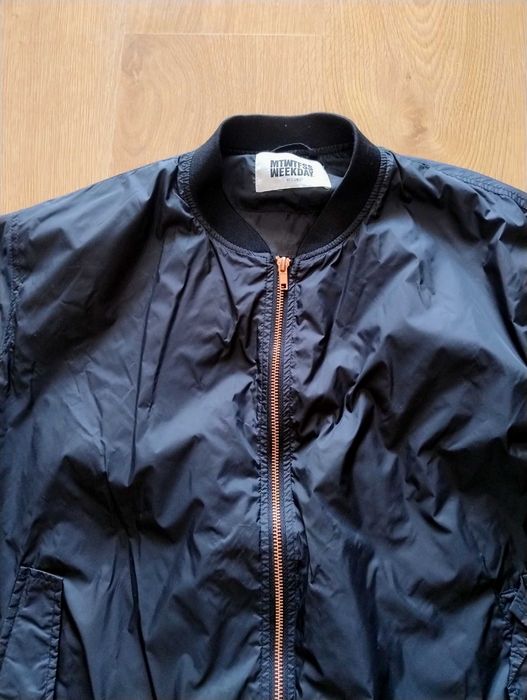 czarna nylonowa kurtka bomberka Weekday M
