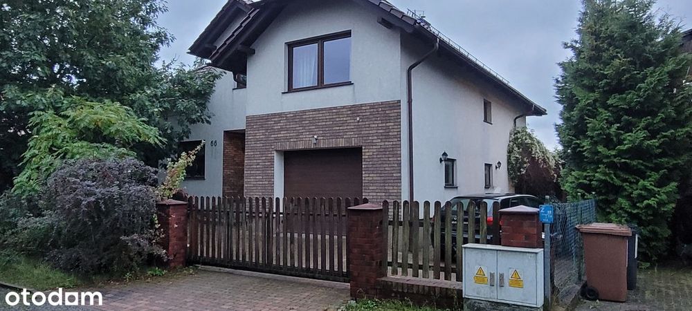 Wolnostojący dom z garażem.