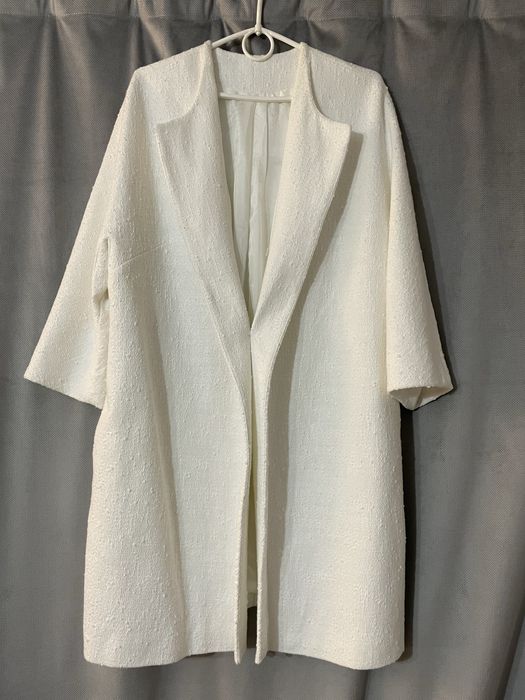 Elegancki biały płaszcz oversize