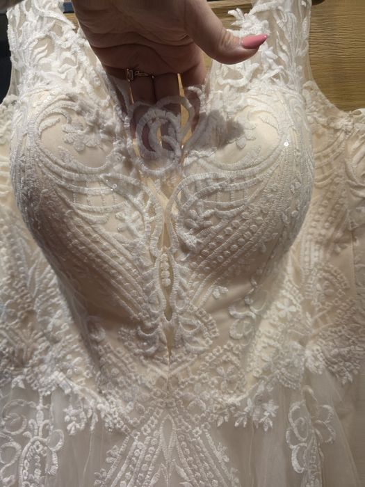 Suknia ślubna z koronką