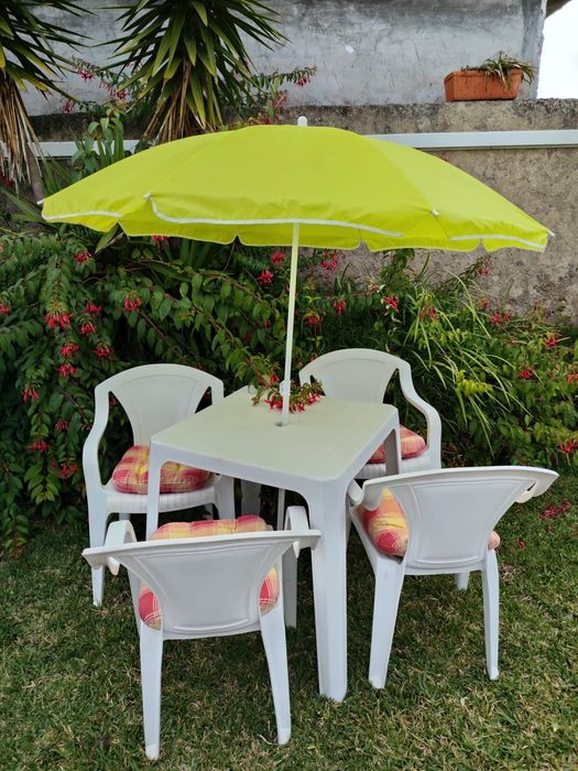 Dois conjuntos de mesa e quatro cadeiras