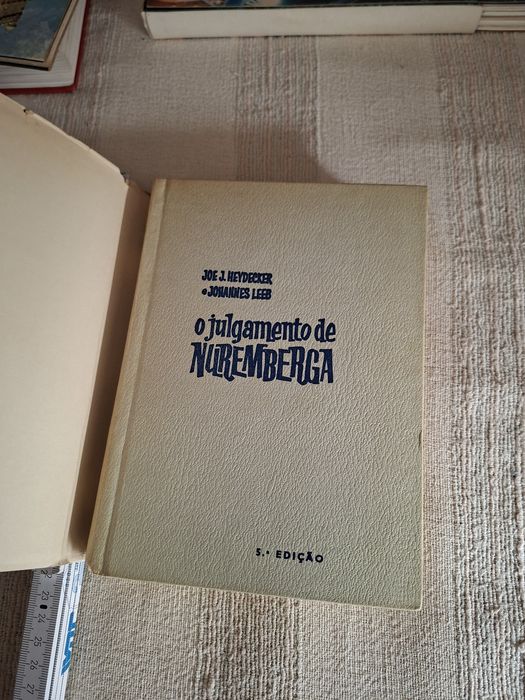 Livro sobre o Julgamento de Nuremberga