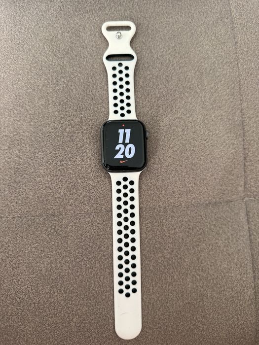 Apple watch SERIES 4 Space Gray Aluminum Case Black Nike Sport Loop