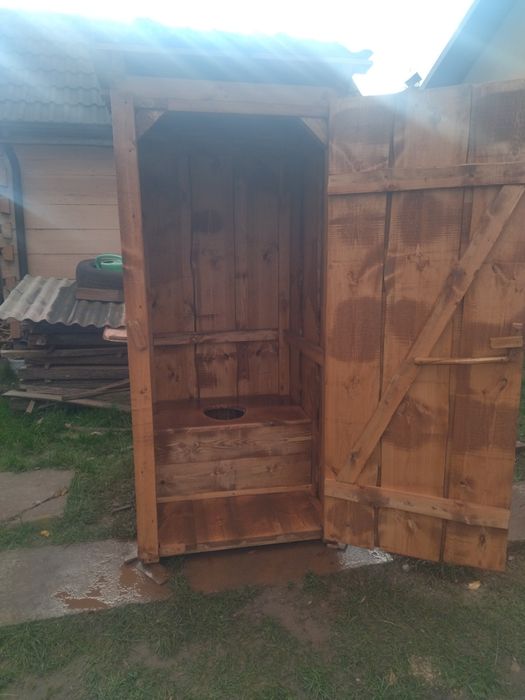 Туалет вуличний з дерева