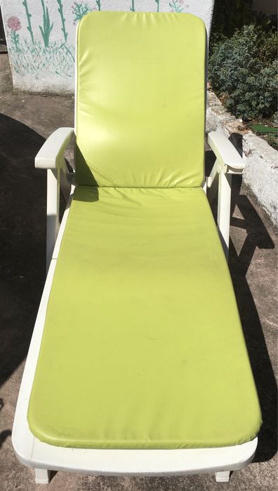 espreguiçadeira Grosfillex com almofada