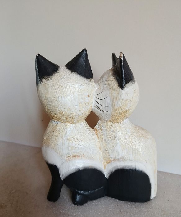 Stara figurka, rzeźba Kotki z drewna Kot