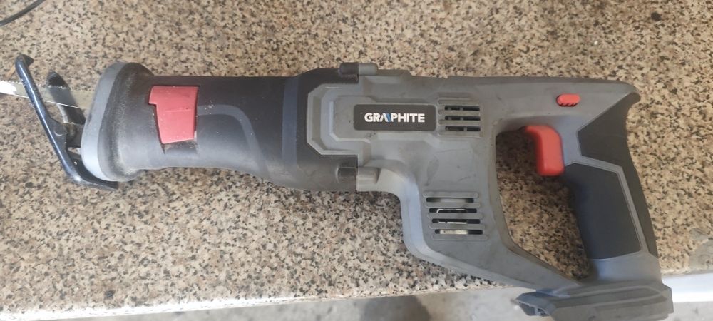 Sprzedam piłe szablasta Aku  graphite