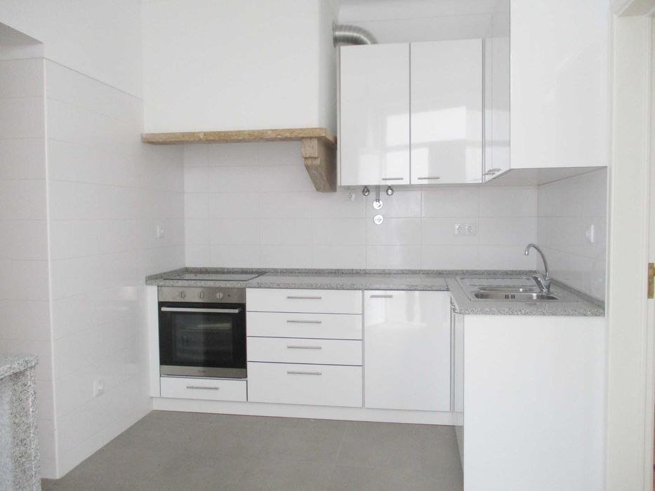 Arrendamento na Av. Roma, junto Praça de Alvalade e Av. Igreja T3 (4ass) com logradouro/terraço privativo de cerca 50 m2.