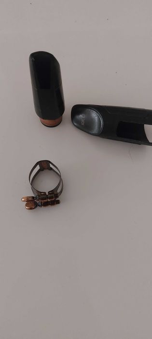 Abraçadeira e tapaboquilhas de clarinete