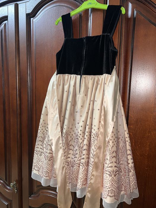 Плаття з золотими блискітками