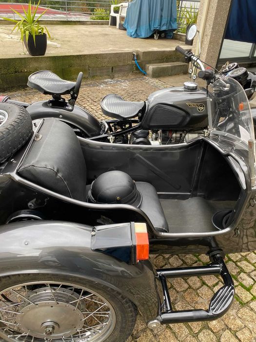 Dnepr mota clássica com sidecar