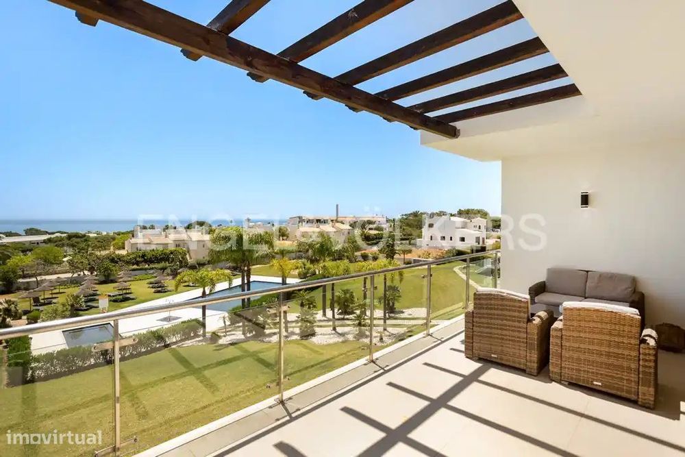 Top-floor T1 Apartment with Sea View, 600 m from the Beach