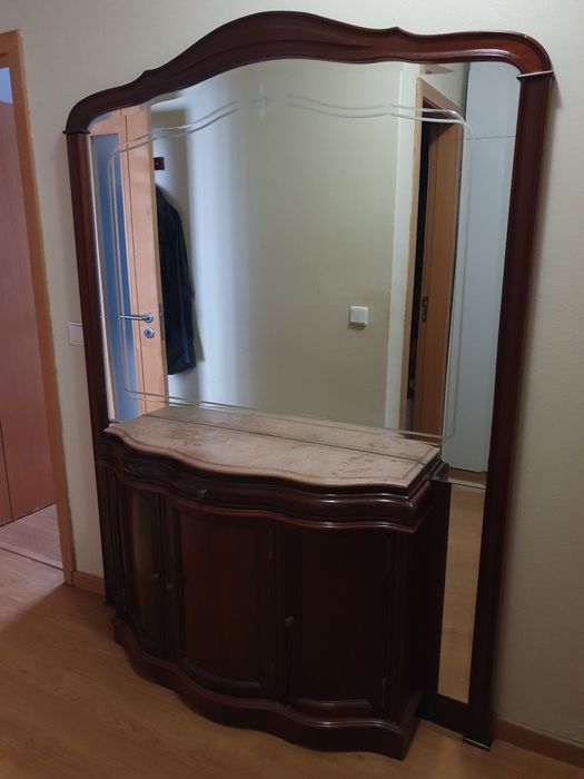 Sapateira com espelho incorporado