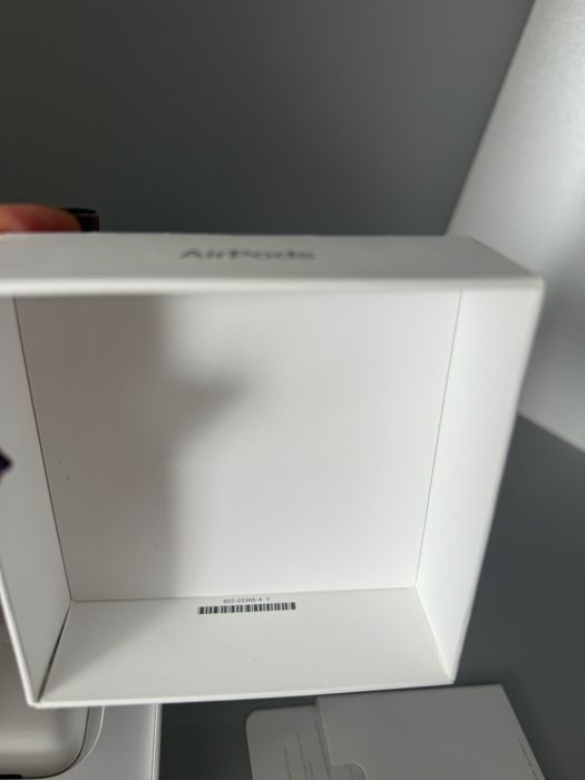 AirPods with Charging Case оригінальні навушники apple повний комплект