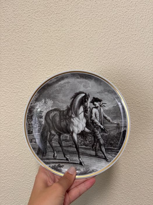 Prato Vista Alegre com Cena Equestre em Preto e Branco