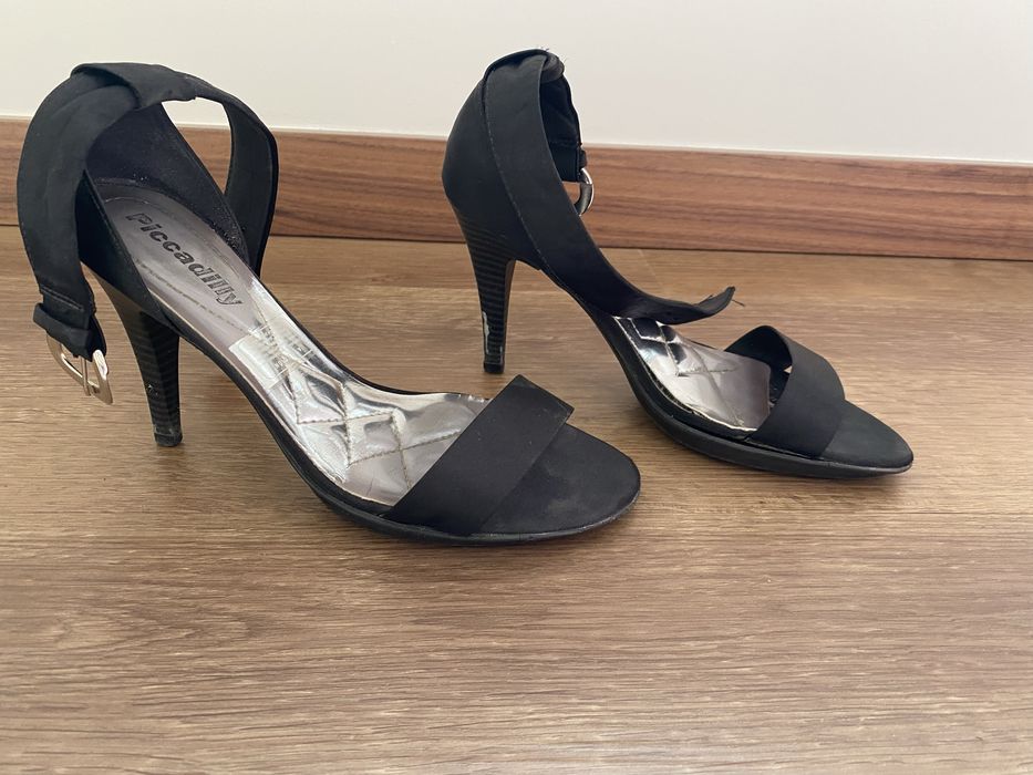 Sandálias pretas de salto fino