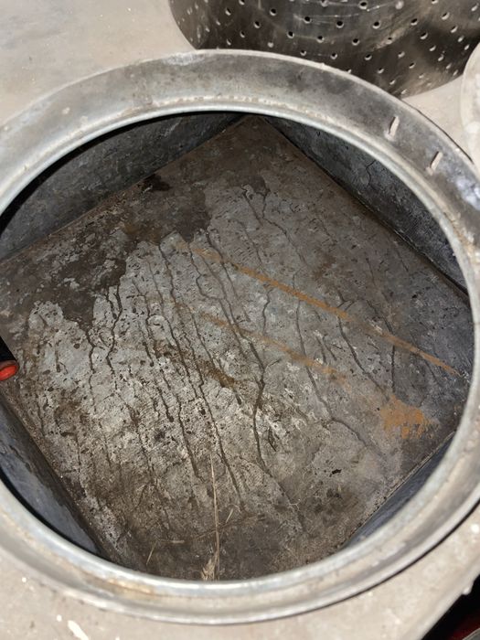 Продам металеву балію і металевий ящик під зерно