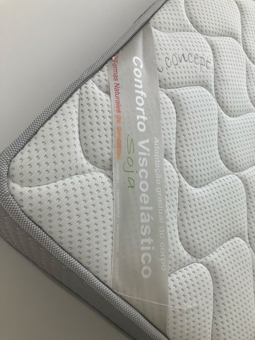 Estrado de ripas e colchão ergovisco