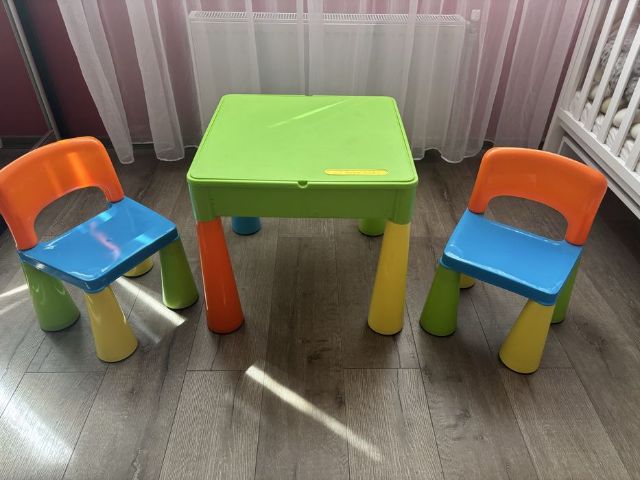 Дитячий стіл  зі стільцями фірми tega baby