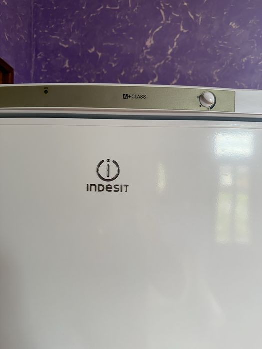 Продам холодильник indesit
