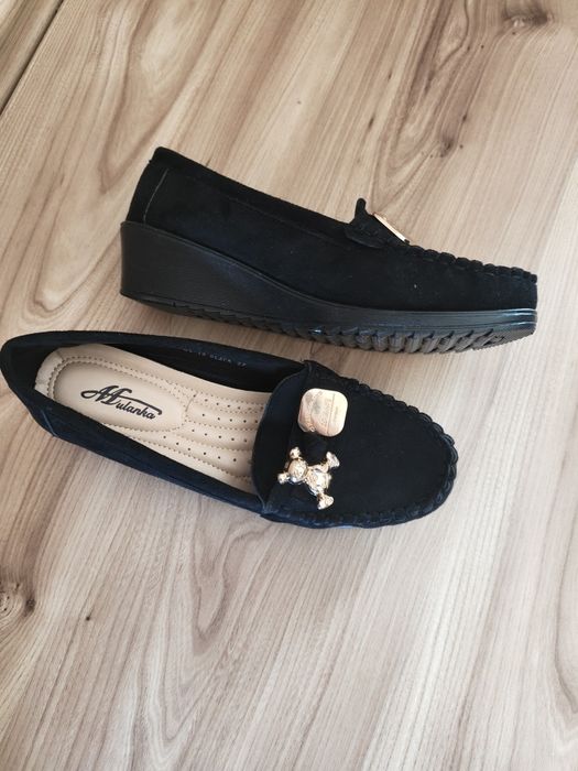 Buty mokasyny na małej koturnie