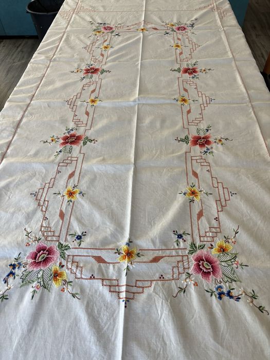 Toalha de mesa bordada a mão e 7 guardanapos