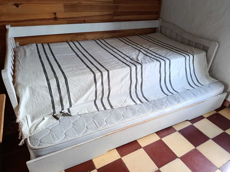 Cama individual com cama-gavetão