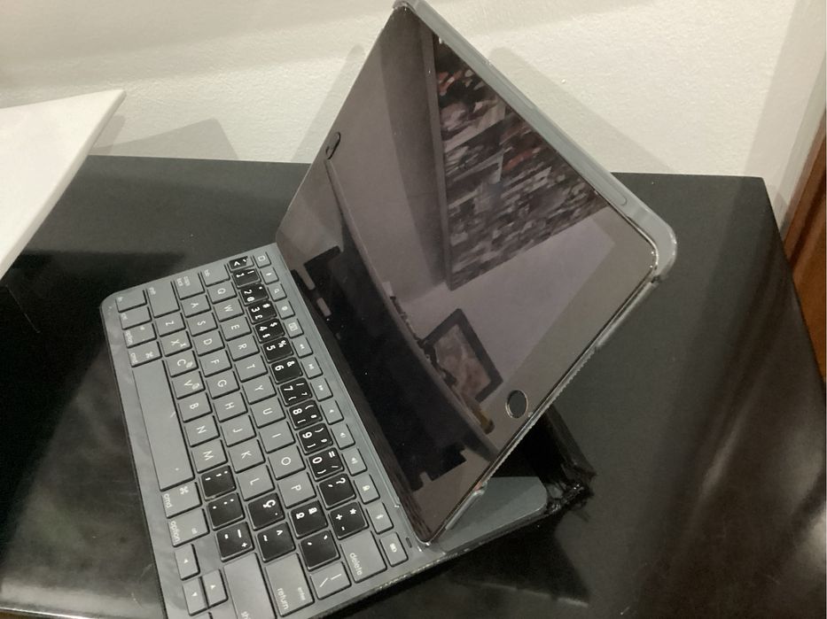 iPad Air 2 + Capa Teclado Logitech + Cabo de Carga
