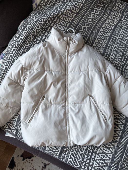 Теплий, білий пуховик