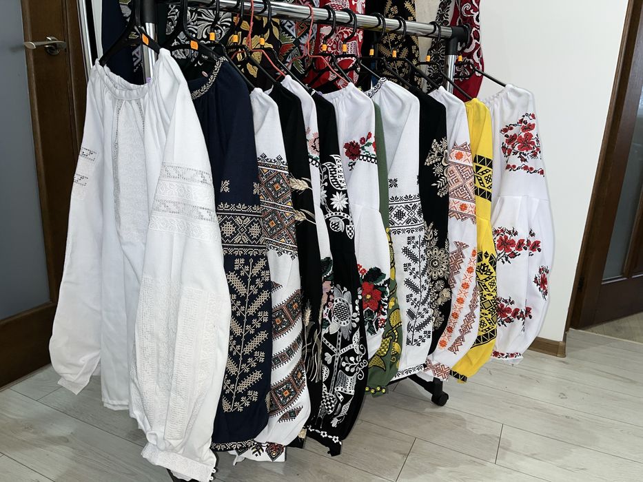 Великий розпродаж платтів і вишиванок