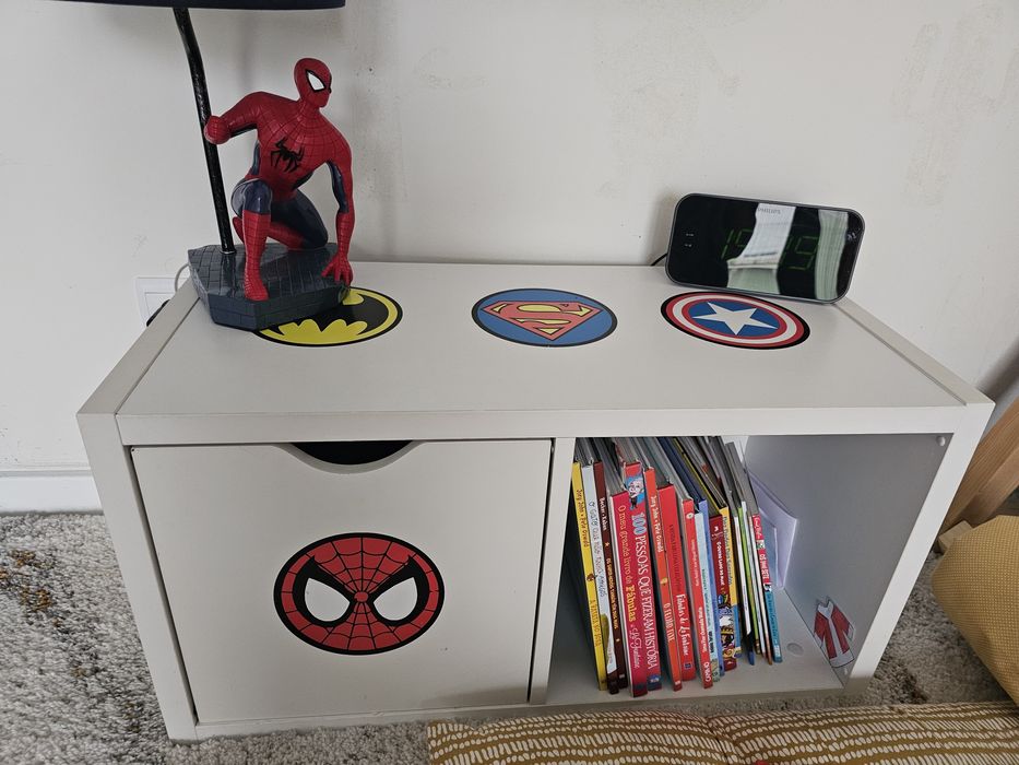 Mesa cabeceira estante Marvel