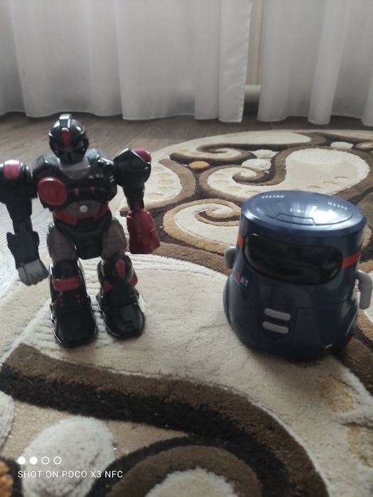 Два робота на батарейках