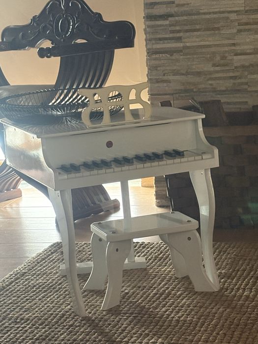 Piano com banco para criança