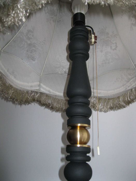 piękna lampa stojąca podłogowa  vintage z abażurem z mosiądzu i drewna