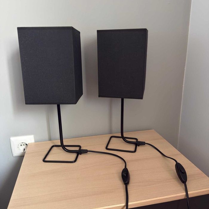 2 candeeiros de mesa pretos