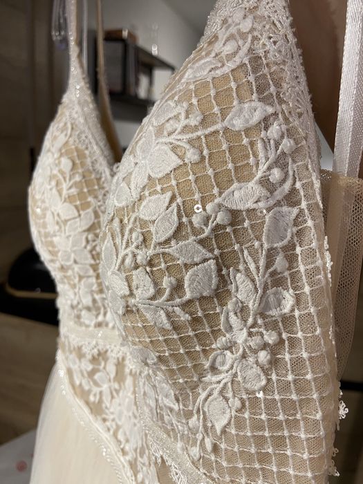 Suknia ślubna ANNAIS w A lekko rozkloszowana na ramiączkach