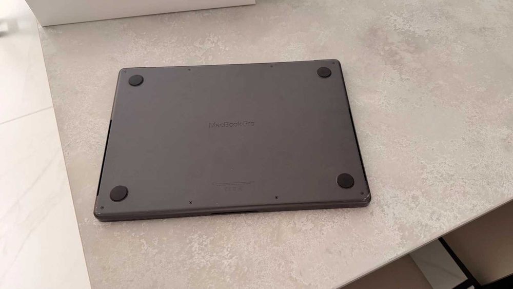 MacBook Pro M3 Pro - 18GB RAM / 512GB SSD c/ Caixa + Carregador